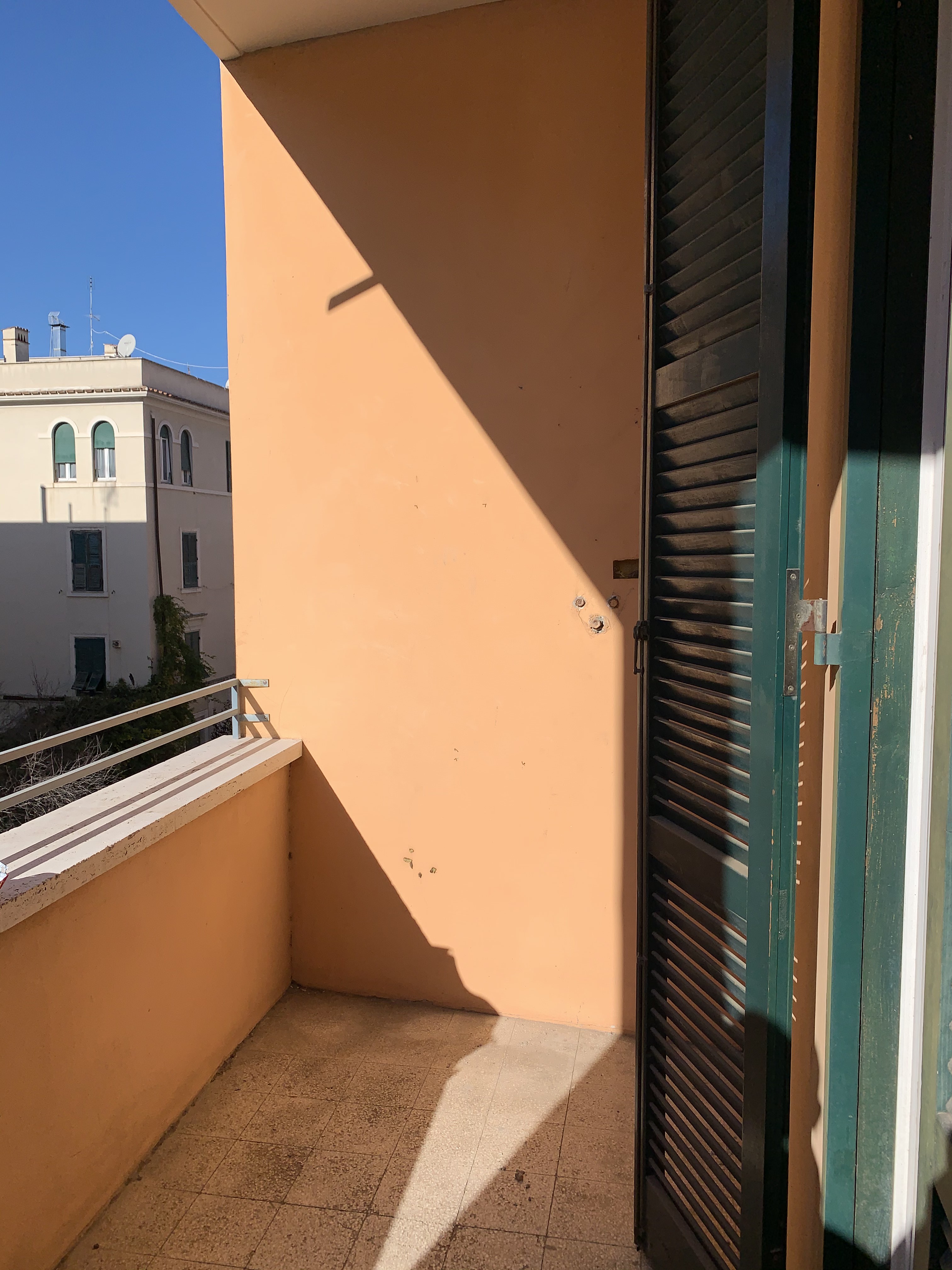 APPARTAMENTO  DI 5 VANI SENZA ASCENSORE. Mq. 88. Identificativi catastali categoria A3- foglio 448 part. 228 sub 550. Libero. LE VISITE PRESSO GLI IMMOBILI SARANNO ESEGUITE ESCLUSIVAMENTE NEI GIORNI E ORARI INDICATI NEL CAMPO NOTE, PREVIA PRENOTAZIONE OBBLIGATORIA DA EFFETTUARSI A MEZZO MAIL ALL'INDIRIZZO prenotazione.alloggi@aterroma.it TASSATIVAMENTE ENTRO LE ORE 14:00 DEL GIORNO FERIALE PRECEDENTE A QUELLO PREVISTO PER LA VISITA.