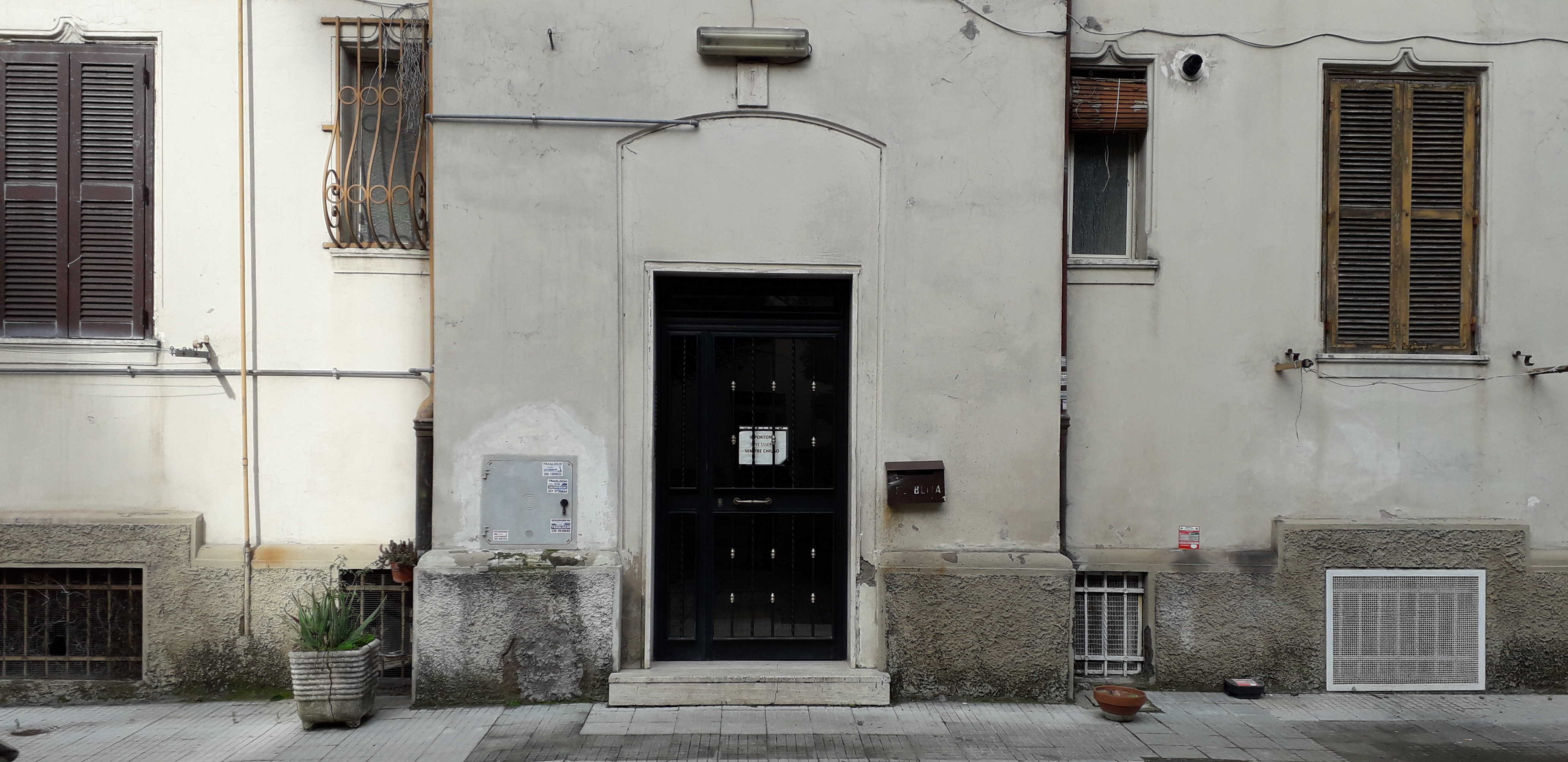 MAGAZZINO/DEPOSITO AL PIANO SEMINTERRATO. Mq. 102.OCCUPATO CON CONTRATTO DISDETTATO. Identificativi catastali categoria C2 - foglio 517 part. 2 sub 10