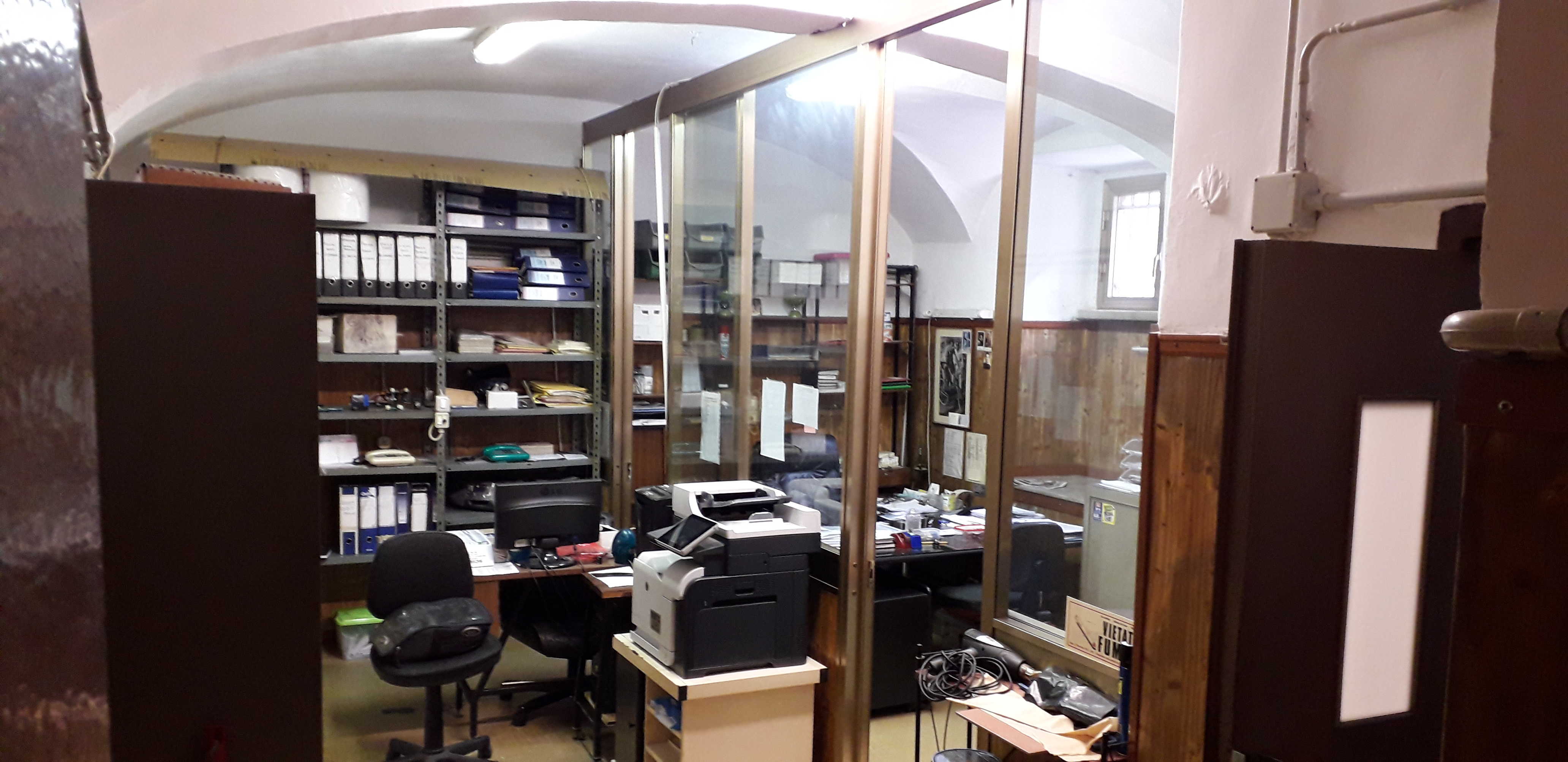 MAGAZZINO/DEPOSITO AL PIANO SEMINTERRATO. Mq. 102.OCCUPATO CON CONTRATTO DISDETTATO. Identificativi catastali categoria C2 - foglio 517 part. 2 sub 10
