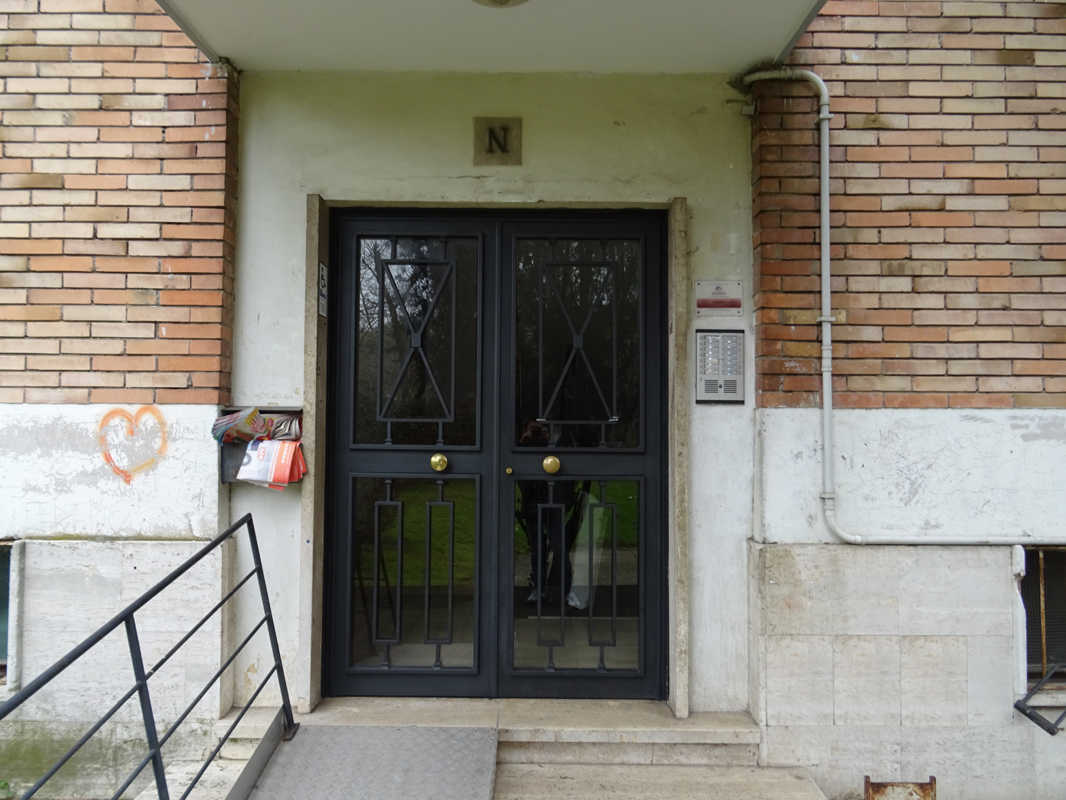 APPARTAMENTO INT.4 DI 8,5 VANI CON ASCENSORE + pertinenziale CANTINA. Mq. 163. LIBERO. Identificativi catastali categoria A3- foglio 378 part. 149 sub 4