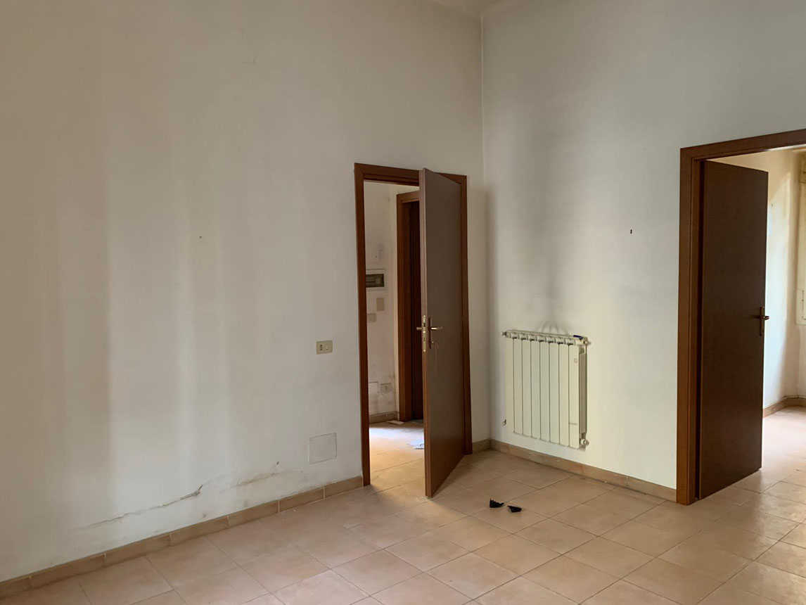 APPARTAMENTO DI 3 VANI SENZA ASCENSORE. Mq. 49. LIBERO. Identificativi catastali categoria A4- foglio 893 part. 23 sub 6