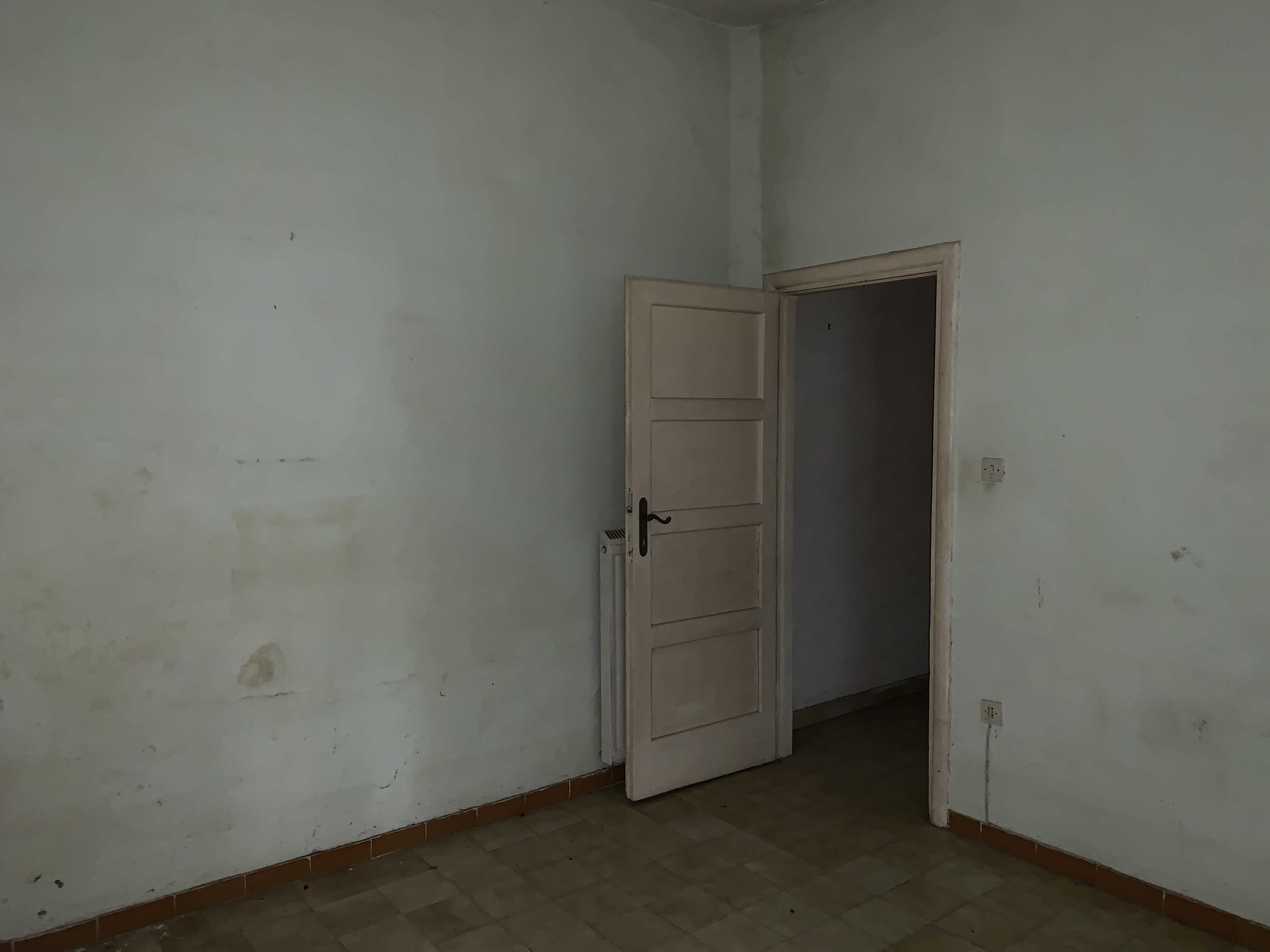 APPARTAMENTO INT.B DI 5 VANI SENZA ASCENSORE. Mq. 76. LIBERO. Identificativi catastali categoria A4- foglio 898 part. 104 sub 18
