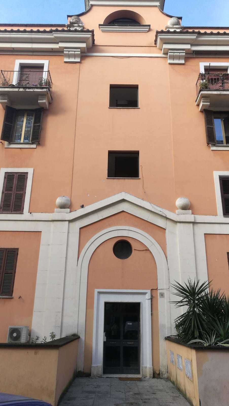 APPARTAMENTO INT.B DI 5 VANI SENZA ASCENSORE. Mq. 76. LIBERO. Identificativi catastali categoria A4- foglio 898 part. 104 sub 18