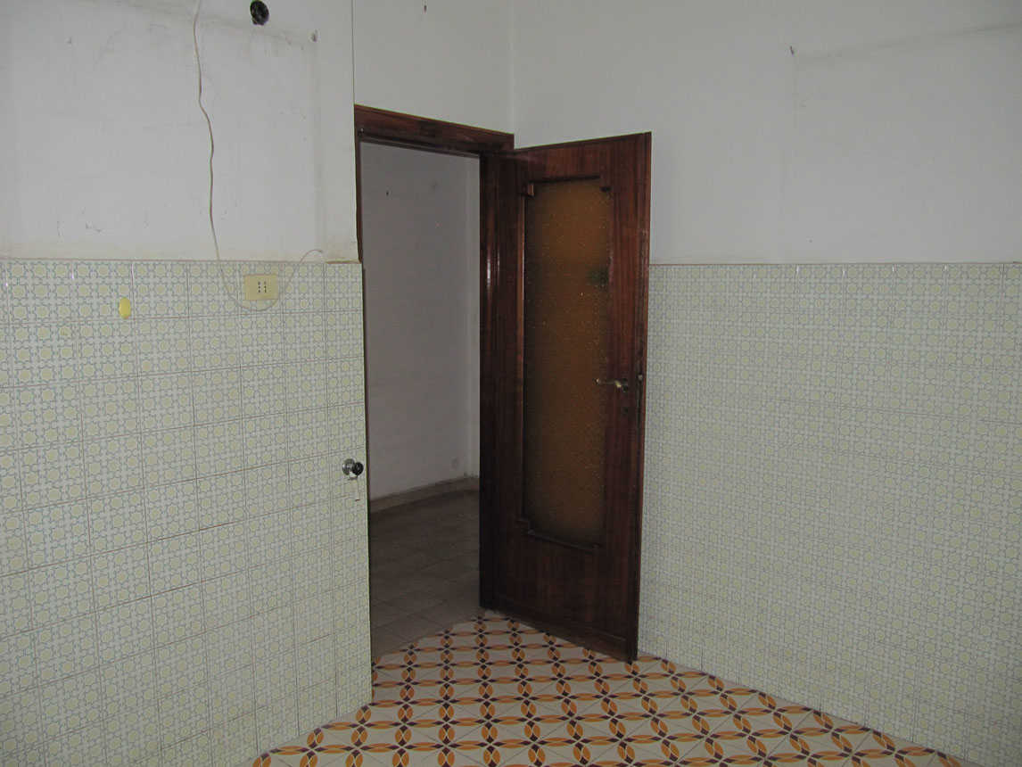 APPARTAMENTO INT.6 DI 5 VANI CON ASCENSORE. Mq. 98. LIBERO. Identificativi catastali categoria A4- foglio 843 part. 600 sub 20