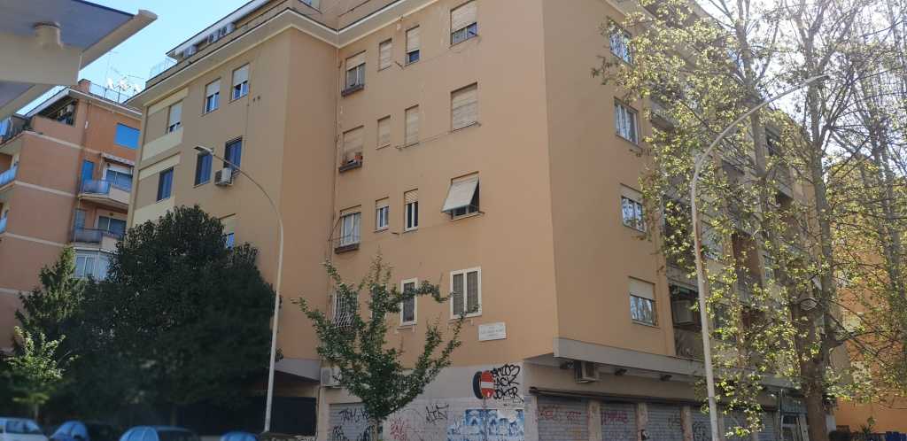 APPARTAMENTO INT.9 DI 3 VANI CON ASCENSORE + pertinenziale CANTINA . Mq. 48. LIBERO. Identificativi catastali categoria A3- foglio 842 part. 196 sub 521