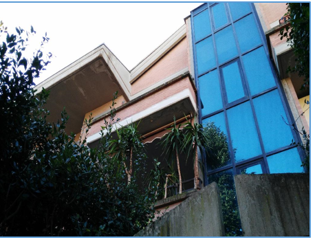 Immobile sito in Roma (RM), CAP - 00123. Descrizione: Al primo livello si compone di soggiorno, cucina, disimpegno, 2 camere da letto, due bagni, di cui uno cieco, 3 balconi. Al secondo livello, tramite scala a chiocciola, si accede alla soffitta, composto di un unico ambiente + pertinenziale n. 1 cantina n. 2 box auto. Mq. appartamento 138 mq cantina 5 mq ^ box 28 mq 2^ box 34 mq. N.C.E.U. Unità principale: foglio 37, part. 1756, sub. 66. Pertinenza: foglio 37, part. 1756, sub. 29 cantina - sub. 49-50 posti auto.