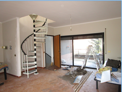 Immobile sito in Roma (RM), CAP - 00123. Descrizione: Al primo livello si compone di soggiorno, cucina, disimpegno, 2 camere da letto, due bagni, di cui uno cieco, 3 balconi. Al secondo livello, tramite scala a chiocciola, si accede alla soffitta, composto di un unico ambiente + pertinenziale n. 1 cantina n. 2 box auto. Mq. appartamento 138 mq cantina 5 mq ^ box 28 mq 2^ box 34 mq. N.C.E.U. Unità principale: foglio 37, part. 1756, sub. 66. Pertinenza: foglio 37, part. 1756, sub. 29 cantina - sub. 49-50 posti auto.