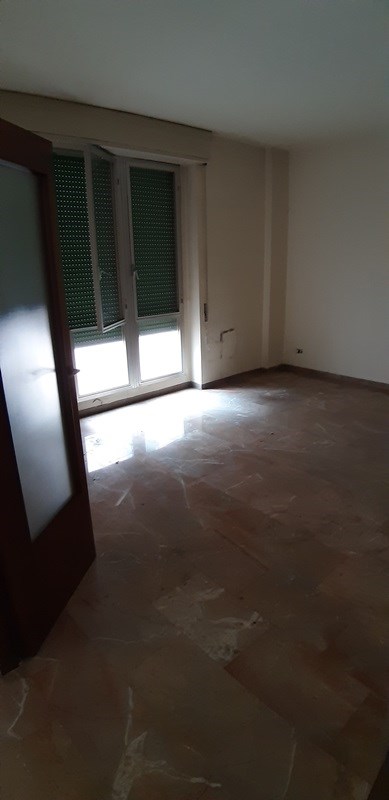Immobile sito in BOLOGNA (BO), CAP - 40121, VIA DEI MILLE 18. Descrizione: Abitazione + pertinenziale cantina, posto auto coperto . N.C.E.U. Foglio 158, part 522 sub 40; cantina sub 260; posto auto coperto sub 399