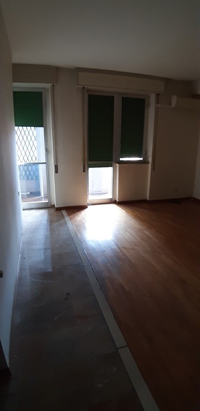 Immobile sito in BOLOGNA (BO), CAP - 40121, VIA DEI MILLE 18. Descrizione: Abitazione + pertinenziale cantina, posto auto coperto . N.C.E.U. Foglio 158, part 522 sub 40; cantina sub 260; posto auto coperto sub 399