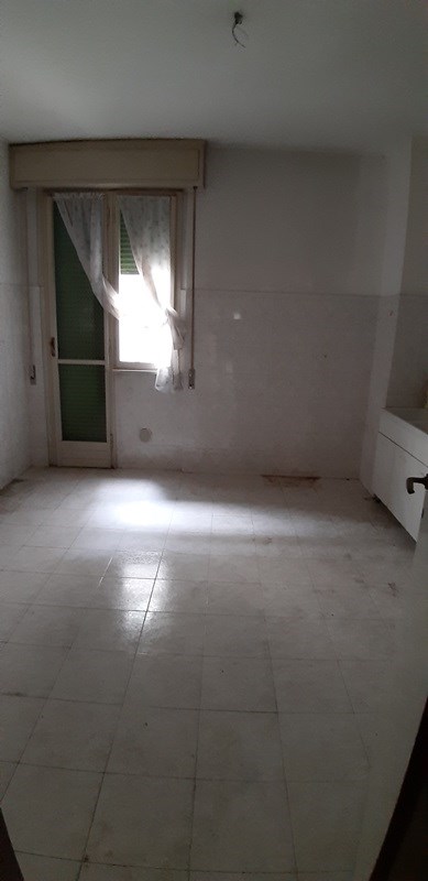 Immobile sito in BOLOGNA (BO), CAP - 40121, VIA DEI MILLE 18. Descrizione: Abitazione + pertinenziale cantina, posto auto coperto . N.C.E.U. Foglio 158, part 522 sub 40; cantina sub 260; posto auto coperto sub 399