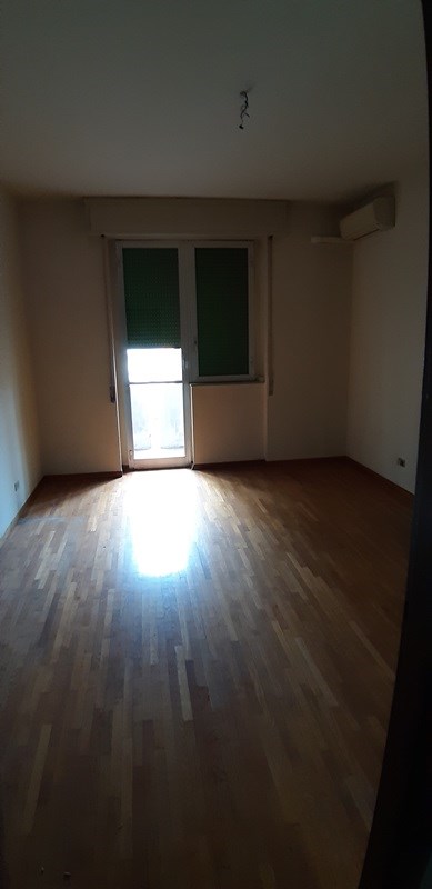 Immobile sito in BOLOGNA (BO), CAP - 40121, VIA DEI MILLE 18. Descrizione: Abitazione + pertinenziale cantina, posto auto coperto . N.C.E.U. Foglio 158, part 522 sub 40; cantina sub 260; posto auto coperto sub 399