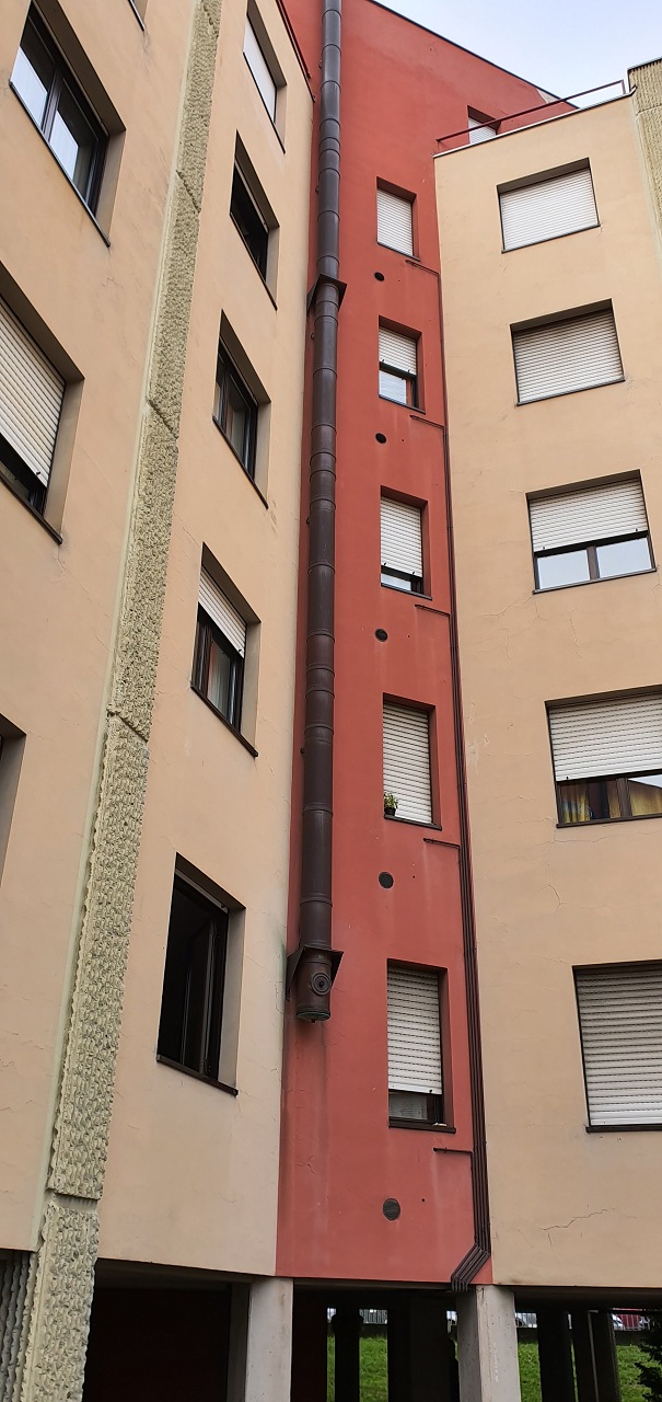 Immobile sito in Bergamo (BG), CAP - 24100, via Borgo Palazzo 115. Descrizione: appartamento composto da ingresso- salone, cucina abitabile, ripostiglio, corridoio, tre vani, due bagni e balconi Dispone di una cantina al piano interrato + pertinenziale Box int.188. N.C.E.U. Unità residenziale: appartamento categoria A/3 + cantina n.188 Foglio 55 Part. 9877 Sub. 201_ Unità secondaria: box categoria C/6 Foglio 55 Part. 9877 Sub. 392