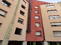 Immobile sito in Bergamo (BG), CAP - 24100, via Borgo Palazzo 115. Descrizione: appartamento composto da ingresso- salone, cucina abitabile, ripostiglio, corridoio, tre vani, due bagni e balconi Dispone di una cantina al piano interrato + pertinenziale Box int.188. N.C.E.U. Unità residenziale: appartamento categoria A/3 + cantina n.188 Foglio 55 Part. 9877 Sub. 201_ Unità secondaria: box categoria C/6 Foglio 55 Part. 9877 Sub. 392