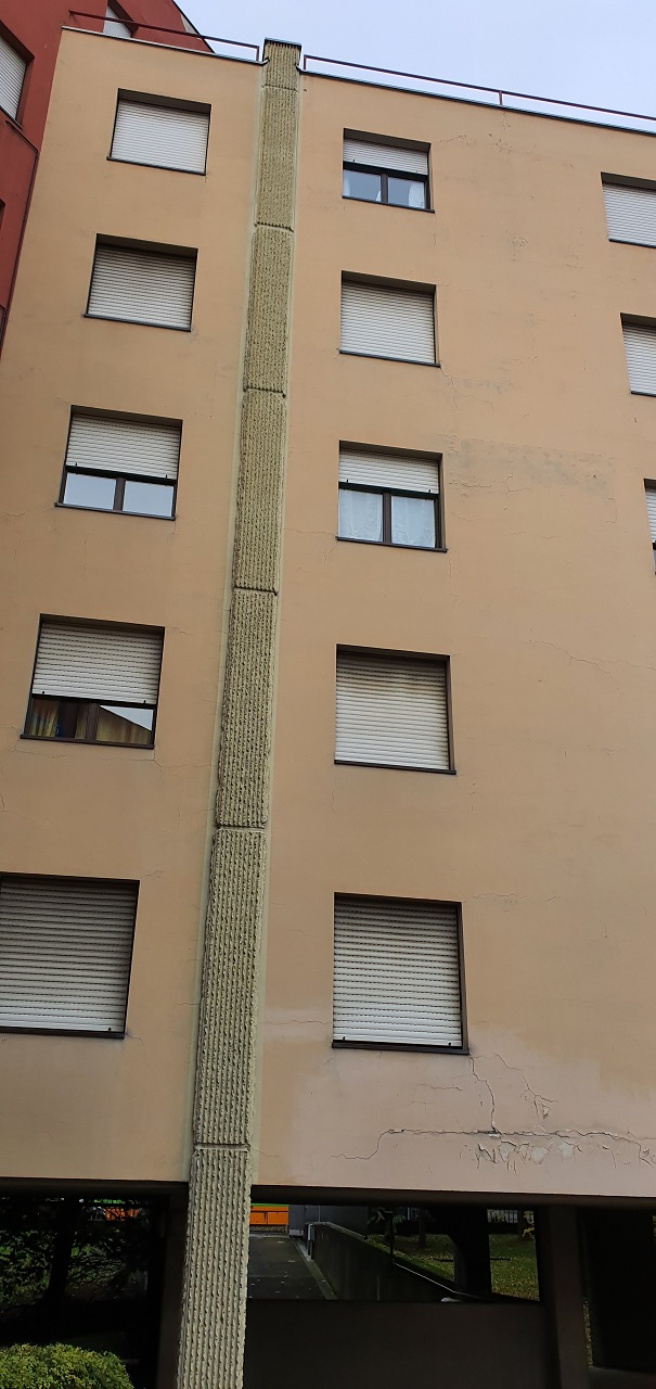 Immobile sito in Bergamo (BG), CAP - 24100, via Borgo Palazzo 115. Descrizione: appartamento composto da ingresso- salone, cucina abitabile, ripostiglio, corridoio, tre vani, due bagni e balconi Dispone di una cantina al piano interrato + pertinenziale Box int.188. N.C.E.U. Unità residenziale: appartamento categoria A/3 + cantina n.188 Foglio 55 Part. 9877 Sub. 201_ Unità secondaria: box categoria C/6 Foglio 55 Part. 9877 Sub. 392
