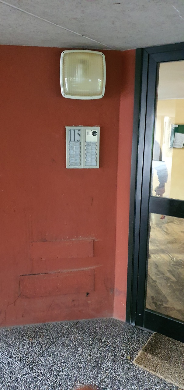 Immobile sito in Bergamo (BG), CAP - 24100, via Borgo Palazzo 115. Descrizione: appartamento composto da ingresso- salone, cucina abitabile, ripostiglio, corridoio, tre vani, due bagni e balconi Dispone di una cantina al piano interrato + pertinenziale Box int.188. N.C.E.U. Unità residenziale: appartamento categoria A/3 + cantina n.188 Foglio 55 Part. 9877 Sub. 201_ Unità secondaria: box categoria C/6 Foglio 55 Part. 9877 Sub. 392