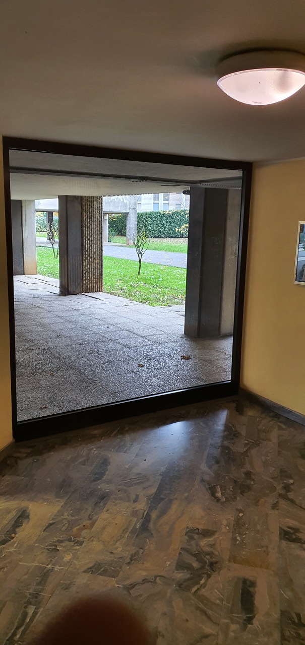 Immobile sito in Bergamo (BG), CAP - 24100, via Borgo Palazzo 115. Descrizione: appartamento composto da ingresso- salone, cucina abitabile, ripostiglio, corridoio, tre vani, due bagni e balconi Dispone di una cantina al piano interrato + pertinenziale Box int.188. N.C.E.U. Unità residenziale: appartamento categoria A/3 + cantina n.188 Foglio 55 Part. 9877 Sub. 201_ Unità secondaria: box categoria C/6 Foglio 55 Part. 9877 Sub. 392