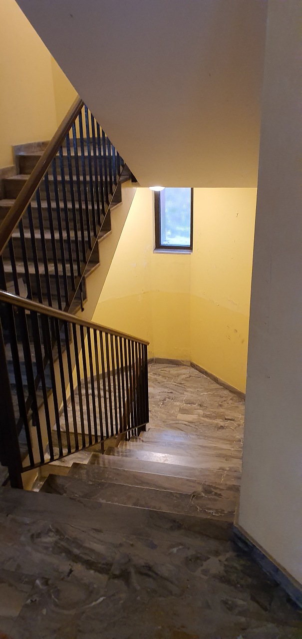 Immobile sito in Bergamo (BG), CAP - 24100, via Borgo Palazzo 115. Descrizione: appartamento composto da ingresso- salone, cucina abitabile, ripostiglio, corridoio, tre vani, due bagni e balconi Dispone di una cantina al piano interrato + pertinenziale Box int.188. N.C.E.U. Unità residenziale: appartamento categoria A/3 + cantina n.188 Foglio 55 Part. 9877 Sub. 201_ Unità secondaria: box categoria C/6 Foglio 55 Part. 9877 Sub. 392