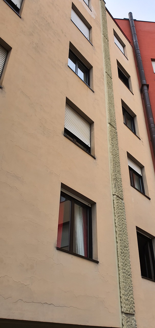 Immobile sito in Bergamo (BG), CAP - 24100, via Borgo Palazzo 115. Descrizione: appartamento composto da ingresso- salone, cucina abitabile, ripostiglio, corridoio, tre vani, due bagni e balconi Dispone di una cantina al piano interrato + pertinenziale Box int.188. N.C.E.U. Unità residenziale: appartamento categoria A/3 + cantina n.188 Foglio 55 Part. 9877 Sub. 201_ Unità secondaria: box categoria C/6 Foglio 55 Part. 9877 Sub. 392