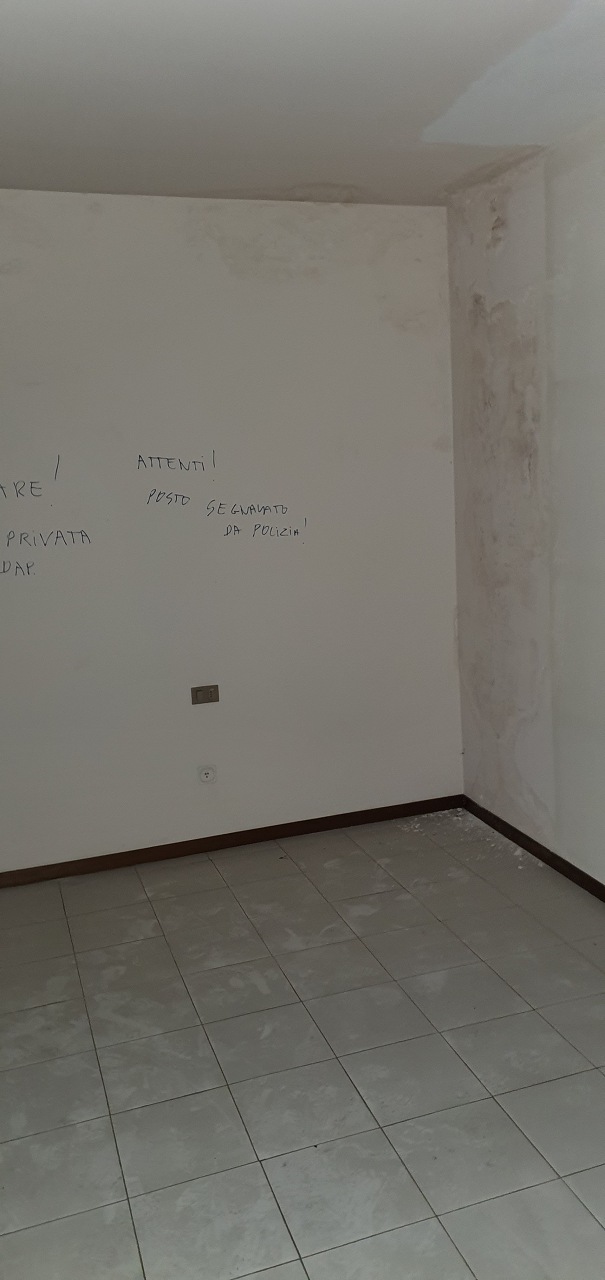 Immobile sito in Bergamo (BG), CAP - 24100, via Della Clementina 7. Descrizione: appartamento composto da ingresso- salone, un vano, cucina abitabile, bagno Dispone di una cantina al piano interrato + pertinenziale Box in via Borgo Palazzo Sub. N. piano s1 int.57. N.C.E.U. Unità residenziale: appartamento categoria A/3 + cantina n.57 F55 P9877 S70 - Unità secondaria: box categoria C/6 F55 P9877 S484