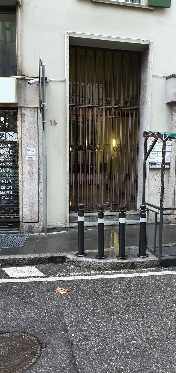 Immobile sito in Bergamo (BG), CAP - 24100, via Borfuro 14. Descrizione: appartamento composto da ingresso, due corridoi, disimpegno, ripostiglio, cinque vani, cucina abitabile, due bagni, un WC e un ampio terrazzo Dispone di una cantina al piano interrato + pertinenziale Box in via Borfuro 12 piano s1. N.C.E.U. Unità residenziale: appartamento categoria A/2 + cantina Sub. N F50 P2169 S16 - Unità secondaria: box categoria C/6 F50 P2169 S50