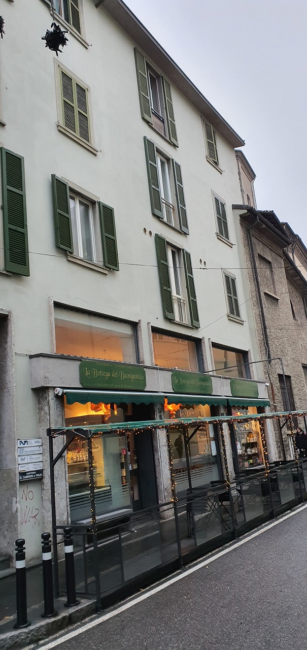 Immobile sito in Bergamo (BG), CAP - 24100, via Borfuro 14. Descrizione: appartamento composto da ingresso, due corridoi, disimpegno, ripostiglio, cinque vani, cucina abitabile, due bagni, un WC e un ampio terrazzo Dispone di una cantina al piano interrato + pertinenziale Box in via Borfuro 12 piano s1. N.C.E.U. Unità residenziale: appartamento categoria A/2 + cantina Sub. N F50 P2169 S16 - Unità secondaria: box categoria C/6 F50 P2169 S50