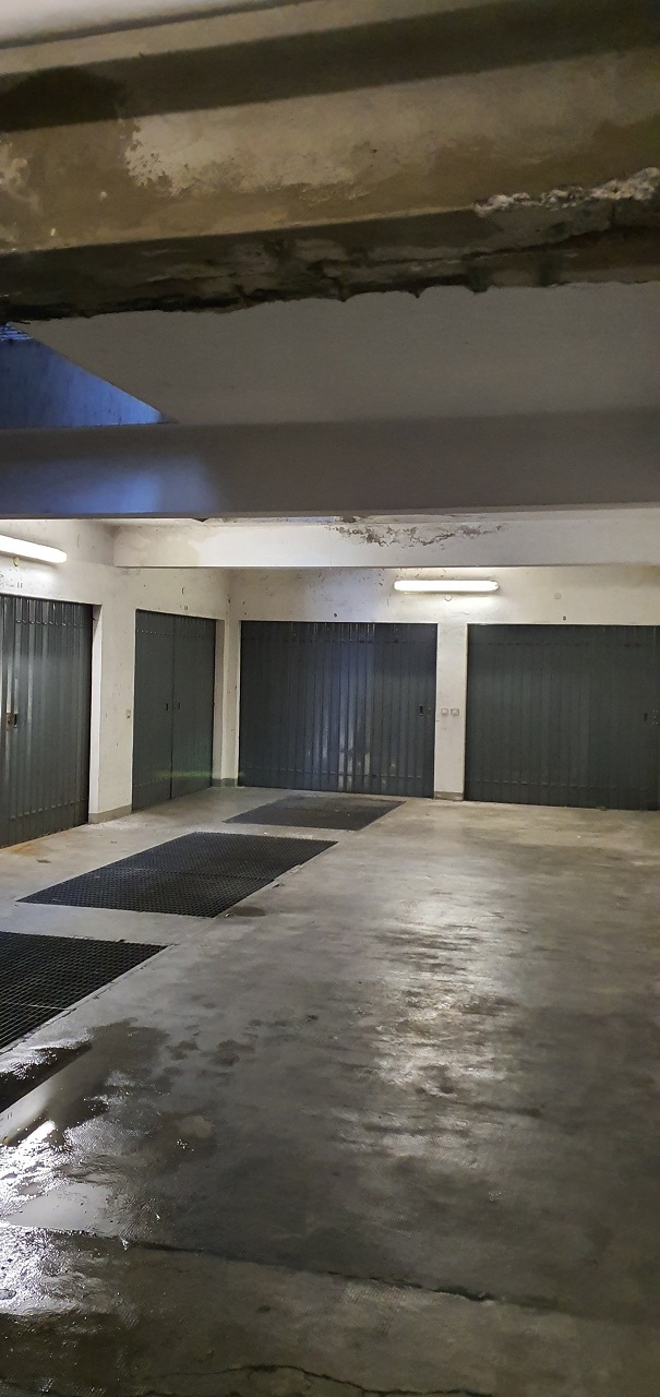 Immobile sito in Bergamo (BG), CAP - 24100, via Borfuro 14. Descrizione: appartamento composto da ingresso, due corridoi, disimpegno, ripostiglio, cinque vani, cucina abitabile, due bagni, un WC e un ampio terrazzo Dispone di una cantina al piano interrato + pertinenziale Box in via Borfuro 12 piano s1. N.C.E.U. Unità residenziale: appartamento categoria A/2 + cantina Sub. N F50 P2169 S16 - Unità secondaria: box categoria C/6 F50 P2169 S50