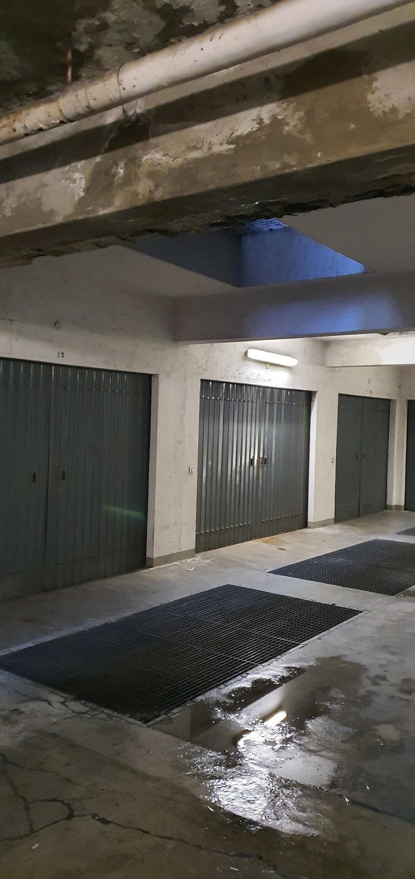 Immobile sito in Bergamo (BG), CAP - 24100, via Borfuro 14. Descrizione: appartamento composto da ingresso, due corridoi, disimpegno, ripostiglio, cinque vani, cucina abitabile, due bagni, un WC e un ampio terrazzo Dispone di una cantina al piano interrato + pertinenziale Box in via Borfuro 12 piano s1. N.C.E.U. Unità residenziale: appartamento categoria A/2 + cantina Sub. N F50 P2169 S16 - Unità secondaria: box categoria C/6 F50 P2169 S50