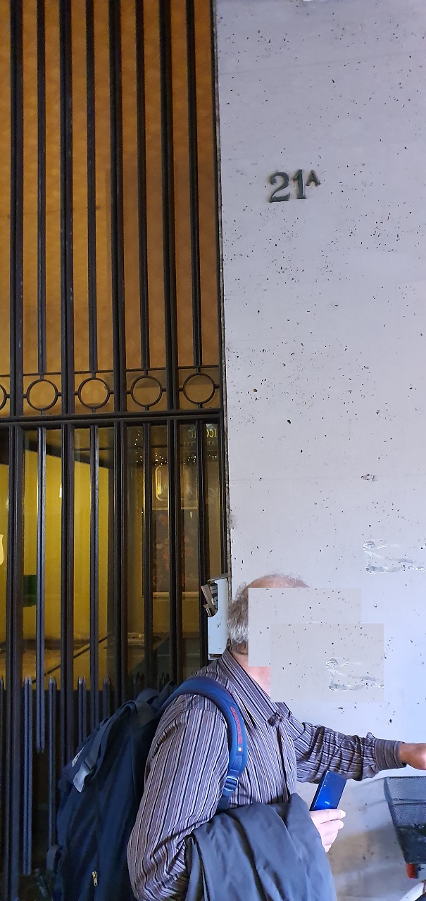 Immobile sito in Bergamo (BG), CAP - 24100, via Sant'Orsola 21/A. Descrizione: appartamento composto da ingresso- disimpegno, due vani, cucina abitabile, bagno con antibagno, ripostiglio, terrazzo Dispone di una soffitta al piano sottotetto + pertinenziale Box in via Borfuro 12 piano T. N.C.E.U. Unità residenziale: appartamento categoria A/2 + soffitta Sub. N. Fg. 50 Part. 3423 Sub. 22 - Unità secondaria: box categoria C/6 Fg. 50 Part. 3439 Sub.3