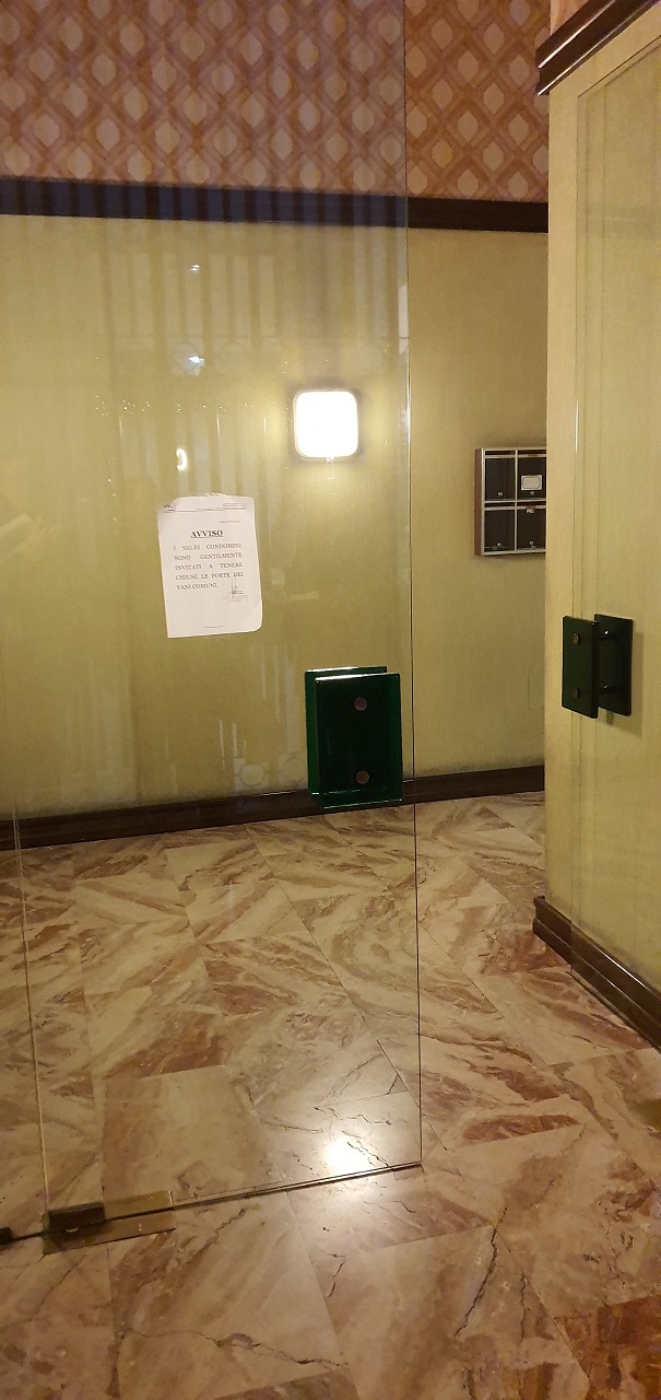Immobile sito in Bergamo (BG), CAP - 24100, via Sant'Orsola 21/A. Descrizione: appartamento composto da ingresso- disimpegno, due vani, cucina abitabile, bagno con antibagno, ripostiglio, terrazzo Dispone di una soffitta al piano sottotetto + pertinenziale Box in via Borfuro 12 piano T. N.C.E.U. Unità residenziale: appartamento categoria A/2 + soffitta Sub. N. Fg. 50 Part. 3423 Sub. 22 - Unità secondaria: box categoria C/6 Fg. 50 Part. 3439 Sub.3