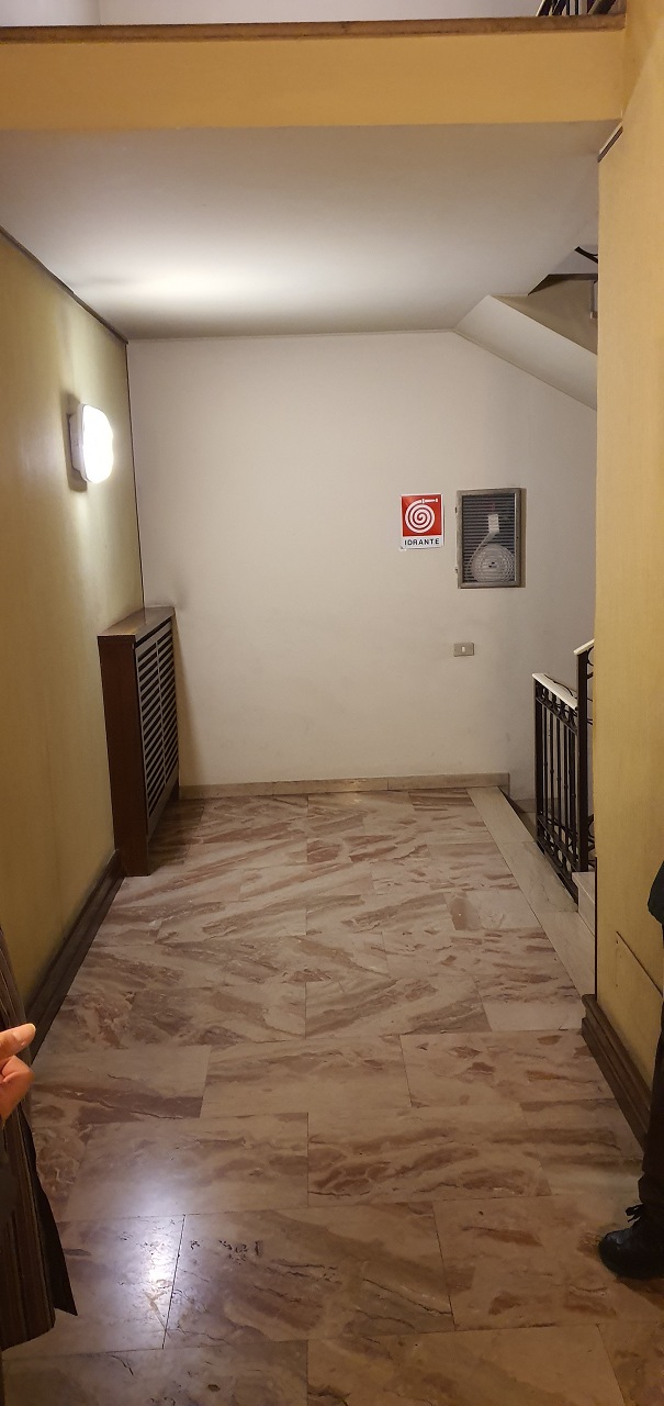 Immobile sito in Bergamo (BG), CAP - 24100, via Sant'Orsola 21/A. Descrizione: appartamento composto da ingresso- disimpegno, due vani, cucina abitabile, bagno con antibagno, ripostiglio, terrazzo Dispone di una soffitta al piano sottotetto + pertinenziale Box in via Borfuro 12 piano T. N.C.E.U. Unità residenziale: appartamento categoria A/2 + soffitta Sub. N. Fg. 50 Part. 3423 Sub. 22 - Unità secondaria: box categoria C/6 Fg. 50 Part. 3439 Sub.3