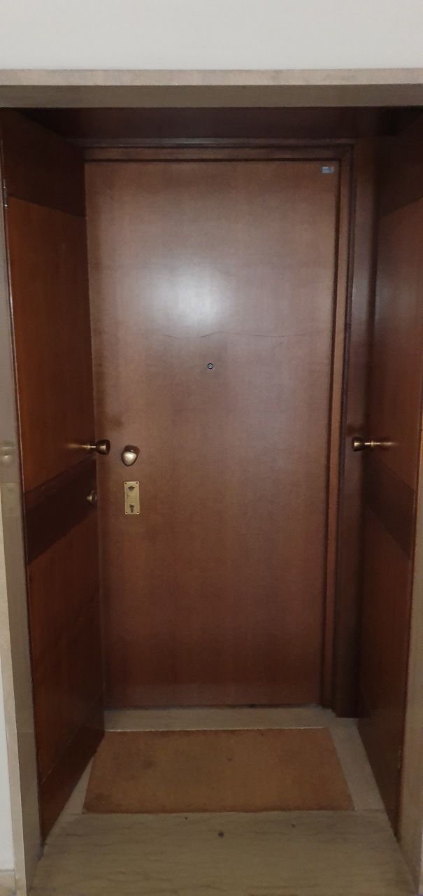 Immobile sito in Bergamo (BG), CAP - 24100, via Sant'Orsola 21/A. Descrizione: appartamento composto da ingresso- disimpegno, due vani, cucina abitabile, bagno con antibagno, ripostiglio, terrazzo Dispone di una soffitta al piano sottotetto + pertinenziale Box in via Borfuro 12 piano T. N.C.E.U. Unità residenziale: appartamento categoria A/2 + soffitta Sub. N. Fg. 50 Part. 3423 Sub. 22 - Unità secondaria: box categoria C/6 Fg. 50 Part. 3439 Sub.3