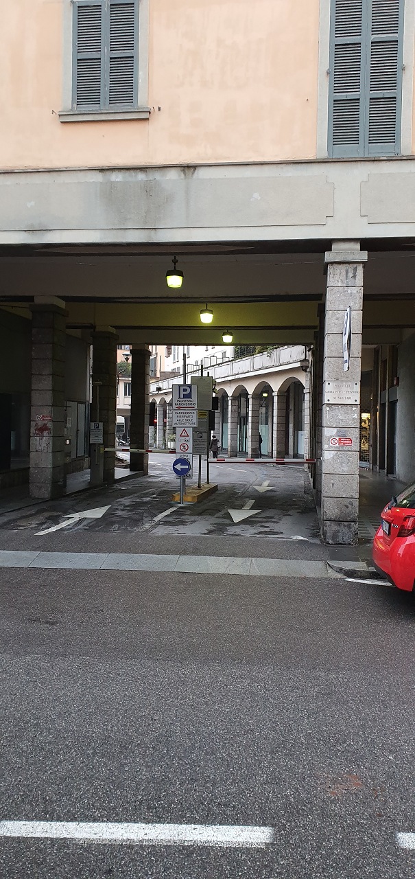 Immobile sito in Bergamo (BG), CAP - 24100, via Sant'Orsola 21/A. Descrizione: appartamento composto da ingresso- disimpegno, due vani, cucina abitabile, bagno con antibagno, ripostiglio, terrazzo Dispone di una soffitta al piano sottotetto + pertinenziale Box in via Borfuro 12 piano T. N.C.E.U. Unità residenziale: appartamento categoria A/2 + soffitta Sub. N. Fg. 50 Part. 3423 Sub. 22 - Unità secondaria: box categoria C/6 Fg. 50 Part. 3439 Sub.3
