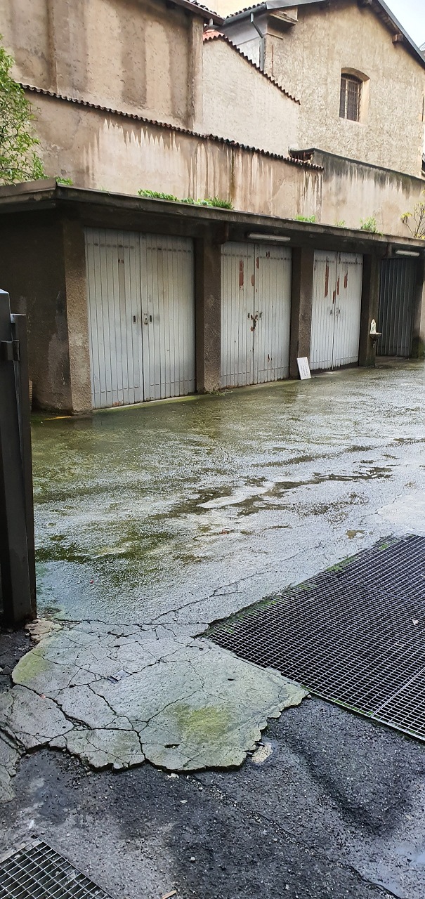 Immobile sito in Bergamo (BG), CAP - 24100, via Sant'Orsola 21/A. Descrizione: appartamento composto da ingresso- disimpegno, due vani, cucina abitabile, bagno con antibagno, ripostiglio, terrazzo Dispone di una soffitta al piano sottotetto + pertinenziale Box in via Borfuro 12 piano T. N.C.E.U. Unità residenziale: appartamento categoria A/2 + soffitta Sub. N. Fg. 50 Part. 3423 Sub. 22 - Unità secondaria: box categoria C/6 Fg. 50 Part. 3439 Sub.3