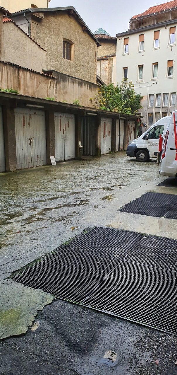 Immobile sito in Bergamo (BG), CAP - 24100, via Sant'Orsola 21/A. Descrizione: appartamento composto da ingresso- disimpegno, due vani, cucina abitabile, bagno con antibagno, ripostiglio, terrazzo Dispone di una soffitta al piano sottotetto + pertinenziale Box in via Borfuro 12 piano T. N.C.E.U. Unità residenziale: appartamento categoria A/2 + soffitta Sub. N. Fg. 50 Part. 3423 Sub. 22 - Unità secondaria: box categoria C/6 Fg. 50 Part. 3439 Sub.3
