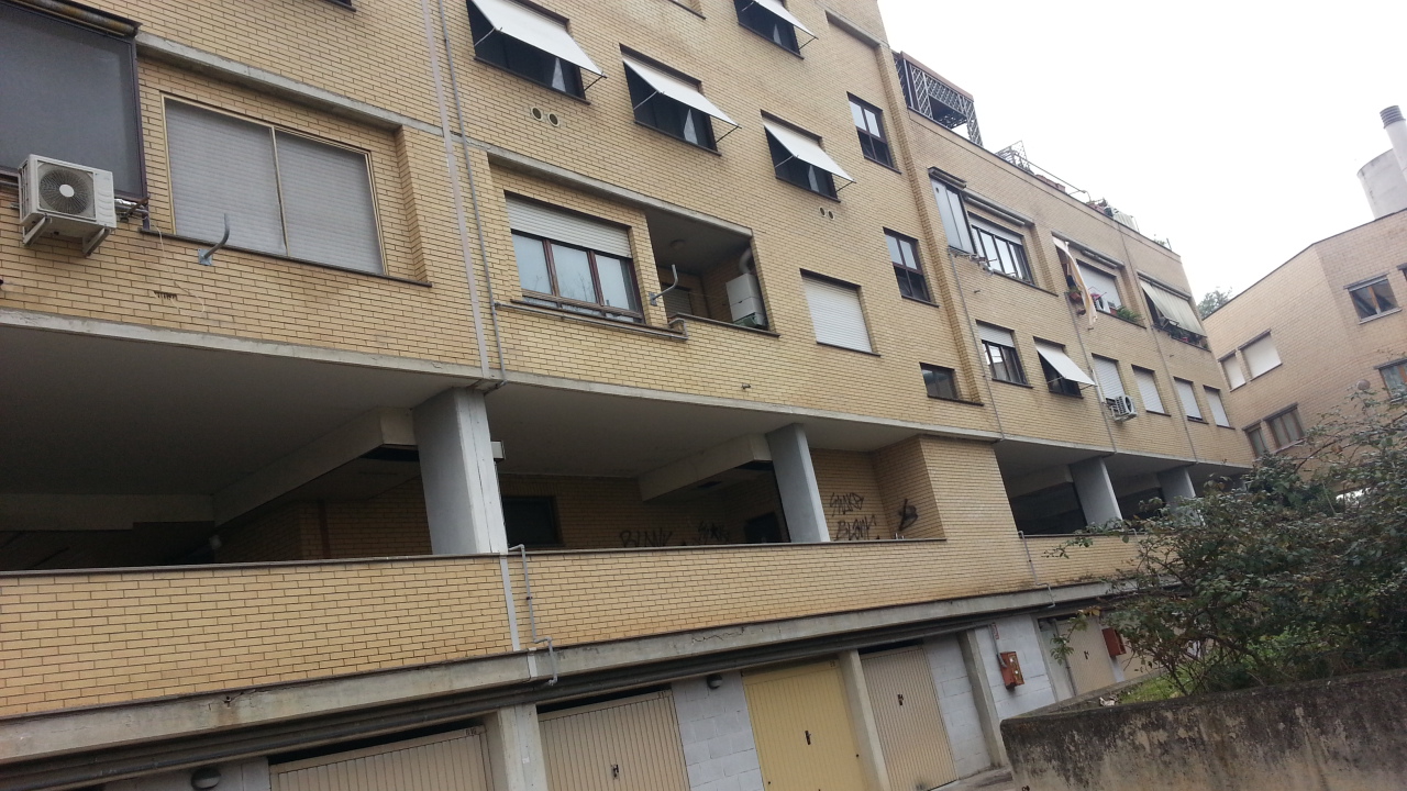 Immobile sito in LATINA (LT), CAP - 04100, VIA PIER LUIGI NERVI, 286. Descrizione: Appartamento di 3,5 vani, composto da ingresso con soggiorno, cucina abitabile con balcone, disimpegno, 1 camera e bagno MQ 52 catastali - catastalmente conforme + pertinenziale Box auto. N.C.E.U. Principale:Foglio 169 Particella 26 Sub. 8 - Pertinenza: Foglio 169 Particella 26 Sub. 176