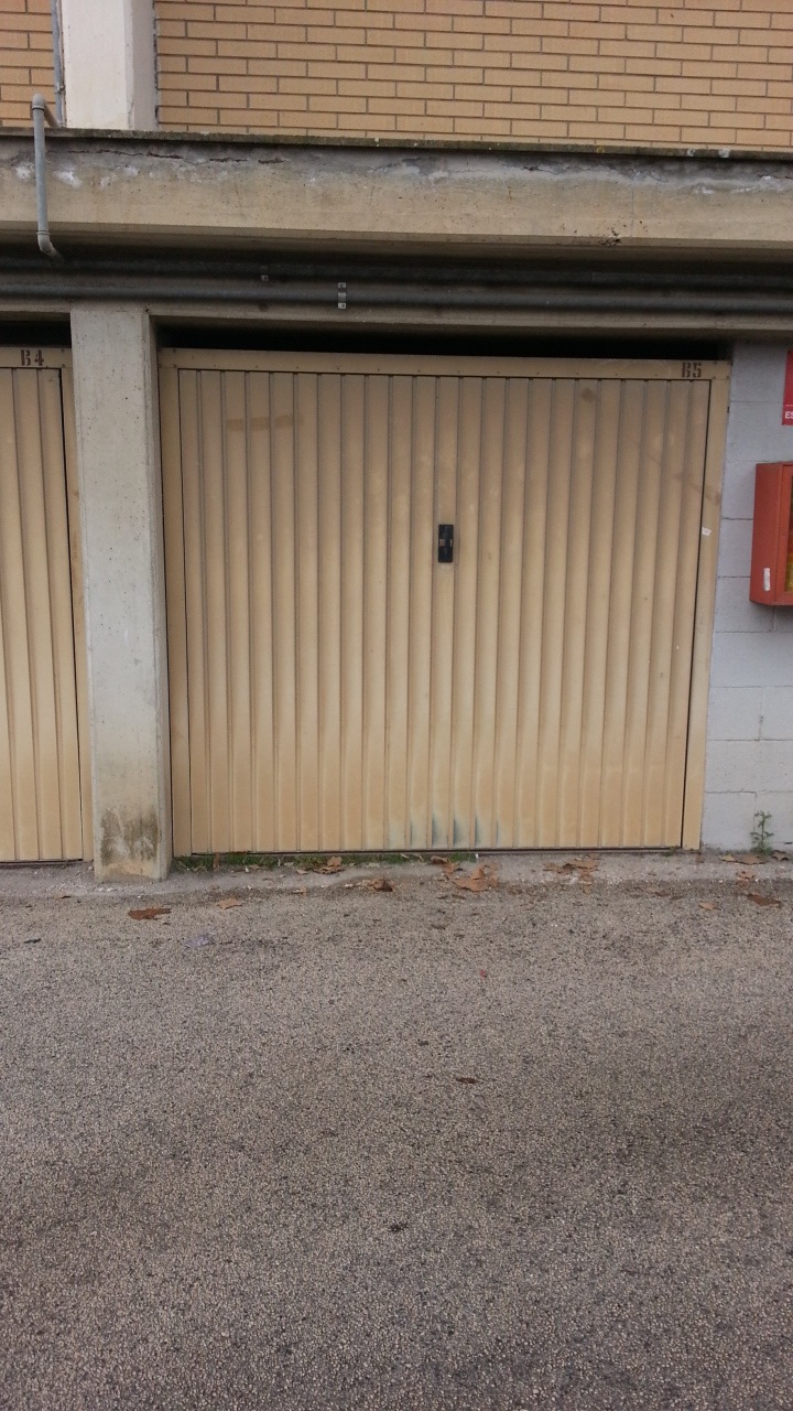 Immobile sito in LATINA (LT), CAP - 04100, VIA PIER LUIGI NERVI, 286. Descrizione: Appartamento di 3,5 vani, composto da ingresso con soggiorno, cucina abitabile con balcone, disimpegno, 1 camera e bagno MQ 52 catastali - catastalmente conforme + pertinenziale Box auto. N.C.E.U. Principale:Foglio 169 Particella 26 Sub. 8 - Pertinenza: Foglio 169 Particella 26 Sub. 176
