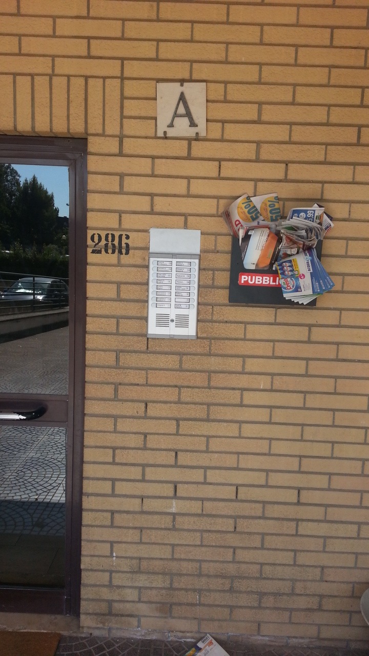 Immobile sito in LATINA (LT), CAP - 04100, VIA PIER LUIGI NERVI, 286. Descrizione: Appartamento di 3,5 vani, composto da ingresso con soggiorno, cucina abitabile con balcone, disimpegno, 1 camera e bagno MQ 52 catastali - catastalmente conforme + pertinenziale Box auto. N.C.E.U. Principale:Foglio 169 Particella 26 Sub. 8 - Pertinenza: Foglio 169 Particella 26 Sub. 176