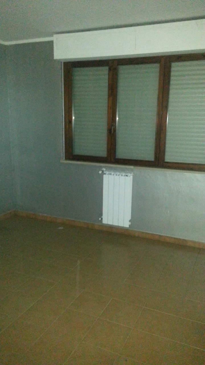 Immobile sito in LATINA (LT), CAP - 04100, VIA PIER LUIGI NERVI, 286. Descrizione: Appartamento di 3,5 vani, composto da ingresso con soggiorno, cucina abitabile con balcone, disimpegno, 1 camera e bagno MQ 52 catastali - catastalmente conforme + pertinenziale Box auto. N.C.E.U. Principale:Foglio 169 Particella 26 Sub. 8 - Pertinenza: Foglio 169 Particella 26 Sub. 176