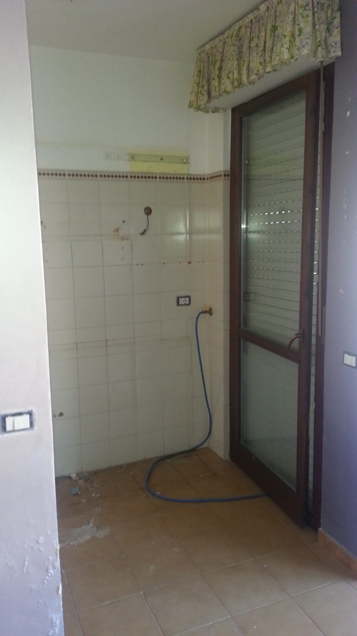 Immobile sito in LATINA (LT), CAP - 04100, VIA PIER LUIGI NERVI, 286. Descrizione: Appartamento di 3,5 vani, composto da ingresso con soggiorno, cucina abitabile con balcone, disimpegno, 1 camera e bagno MQ 52 catastali - catastalmente conforme + pertinenziale Box auto. N.C.E.U. Principale:Foglio 169 Particella 26 Sub. 8 - Pertinenza: Foglio 169 Particella 26 Sub. 176
