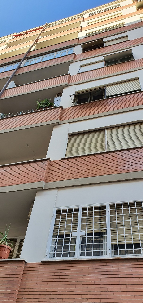 Immobile sito in ROMA (RM), CAP - 00177, VIA PISINO, 93. Descrizione: Appartamento costituito da ingresso, corridoio, due vani, cucina abitabile, bagno e balconi Conforme catastalmente Riscontrata differenza di piano tra la visura e la planimetria. N.C.E.U. Foglio 636 Particella 306 Sub. 275