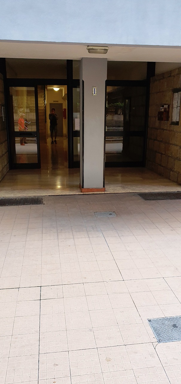Immobile sito in ROMA (RM), CAP - 00177, VIA PISINO, 93. Descrizione: Appartamento costituito da ingresso, corridoio, due vani, cucina abitabile, bagno e balconi Conforme catastalmente Riscontrata differenza di piano tra la visura e la planimetria. N.C.E.U. Foglio 636 Particella 306 Sub. 275