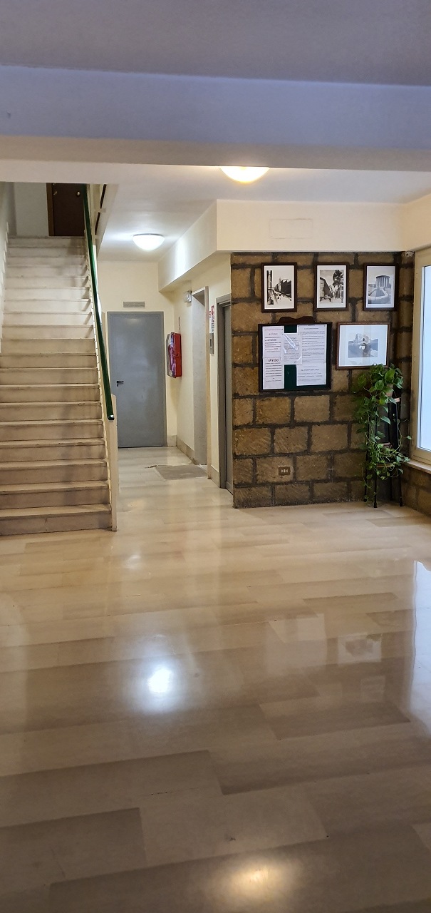 Immobile sito in ROMA (RM), CAP - 00177, VIA PISINO, 93. Descrizione: Appartamento costituito da ingresso, corridoio, due vani, cucina abitabile, bagno e balconi Conforme catastalmente Riscontrata differenza di piano tra la visura e la planimetria. N.C.E.U. Foglio 636 Particella 306 Sub. 275