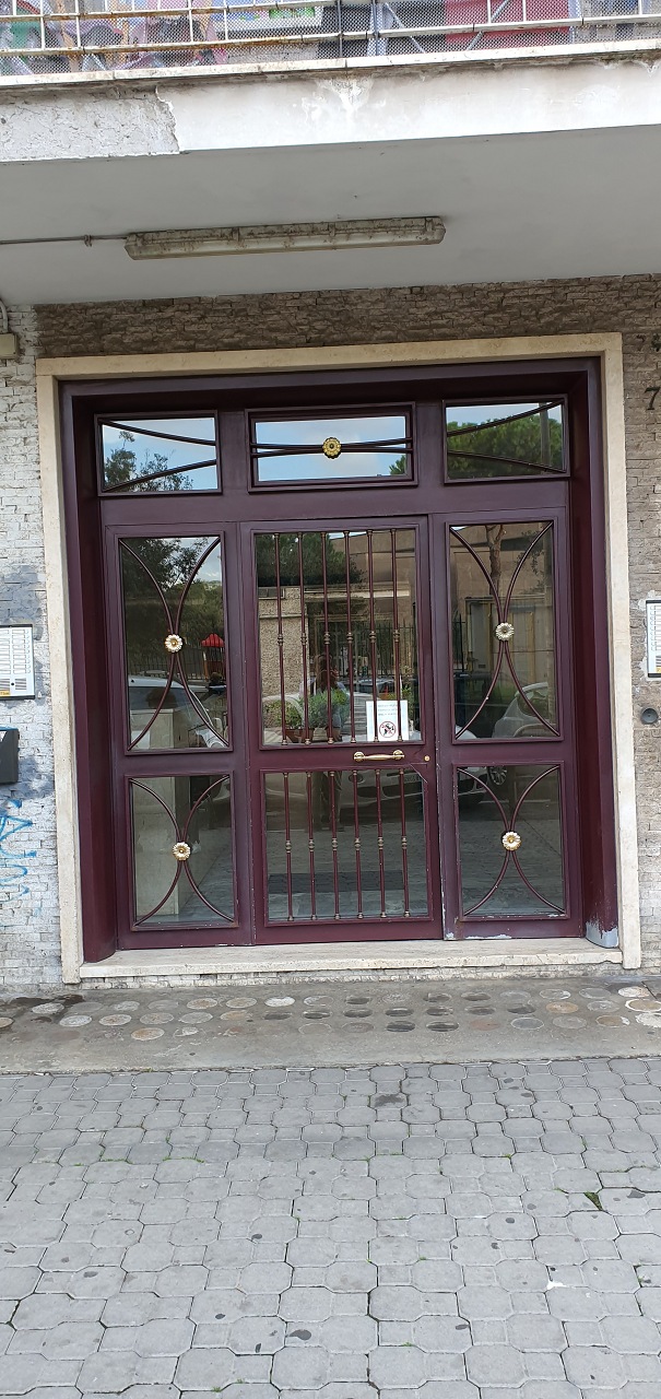 Immobile sito in ROMA (RM), CAP - 00175, VIA CLAUDIO ASELLO, 74. Descrizione: Appartamento composto da ingresso, corridoio, ripostiglio, tre vani, cucina abitabile, bagno e due balconi Conforme catastalmente. N.C.E.U. Foglio 955 Particella 359 Sub. 229
