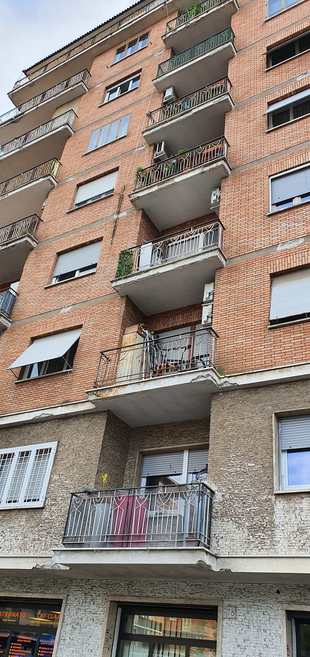 Immobile sito in ROMA (RM), CAP - 00175, VIA CLAUDIO ASELLO, 74. Descrizione: Appartamento composto da ingresso, corridoio, ripostiglio, tre vani, cucina abitabile, bagno e due balconi Conforme catastalmente. N.C.E.U. Foglio 955 Particella 359 Sub. 229