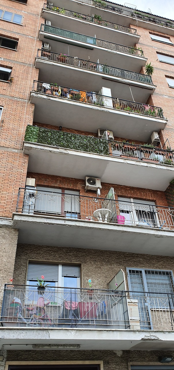Immobile sito in ROMA (RM), CAP - 00175, VIA CLAUDIO ASELLO, 74. Descrizione: Appartamento composto da ingresso, corridoio, ripostiglio, tre vani, cucina abitabile, bagno e due balconi Conforme catastalmente. N.C.E.U. Foglio 955 Particella 359 Sub. 229