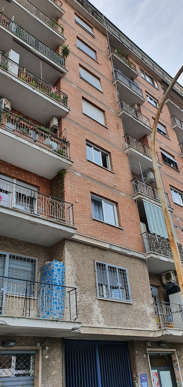 Immobile sito in ROMA (RM), CAP - 00175, VIA CLAUDIO ASELLO, 74. Descrizione: Appartamento composto da ingresso, corridoio, ripostiglio, tre vani, cucina abitabile, bagno e due balconi Conforme catastalmente. N.C.E.U. Foglio 955 Particella 359 Sub. 229