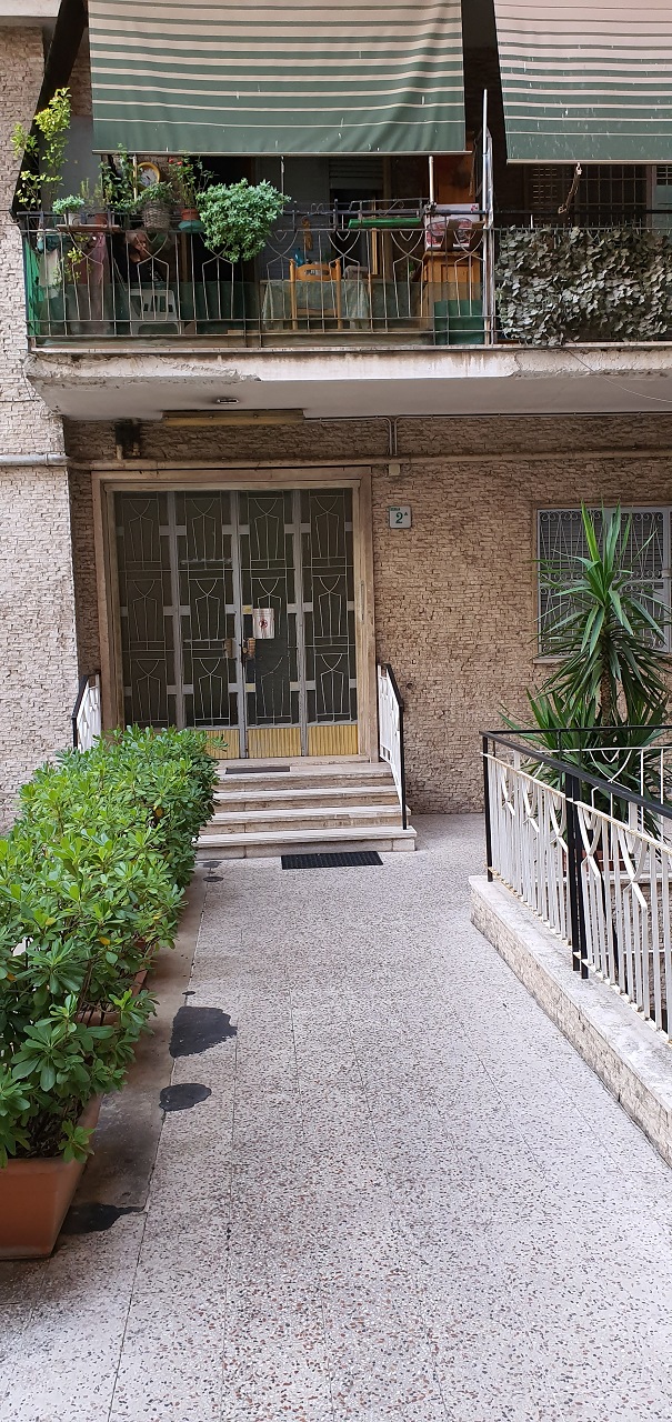 Immobile sito in ROMA (RM), CAP - 00175, VIA CLAUDIO ASELLO, 74. Descrizione: Appartamento composto da ingresso, corridoio, ripostiglio, tre vani, cucina abitabile, bagno e due balconi Conforme catastalmente. N.C.E.U. Foglio 955 Particella 359 Sub. 229