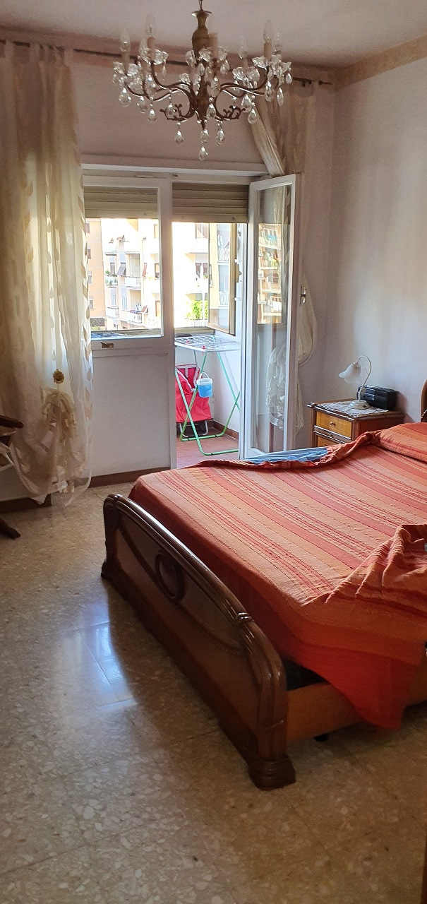 Immobile sito in ROMA (RM), CAP - 00177, VIA PISINO, 93. Descrizione: Vendita nuda propri appartamento costituito da ingresso-disimpegno, corridoio, tre vani, cucina abitabile, bagno, ripostiglio e veranda, sito in Roma via Pisino 93 - Conforme catastalmente Il bene risulta con usufrutto (usufruttuario 89 anni) + pertinenziale cantina/piccolo ripostiglio a piano della superficie di circa 2 mq. N.C.E.U. Principale: Foglio 636 Particella 306 Sub. 131; Pertinenza: Foglio 636 Particella 306 Sub. 534