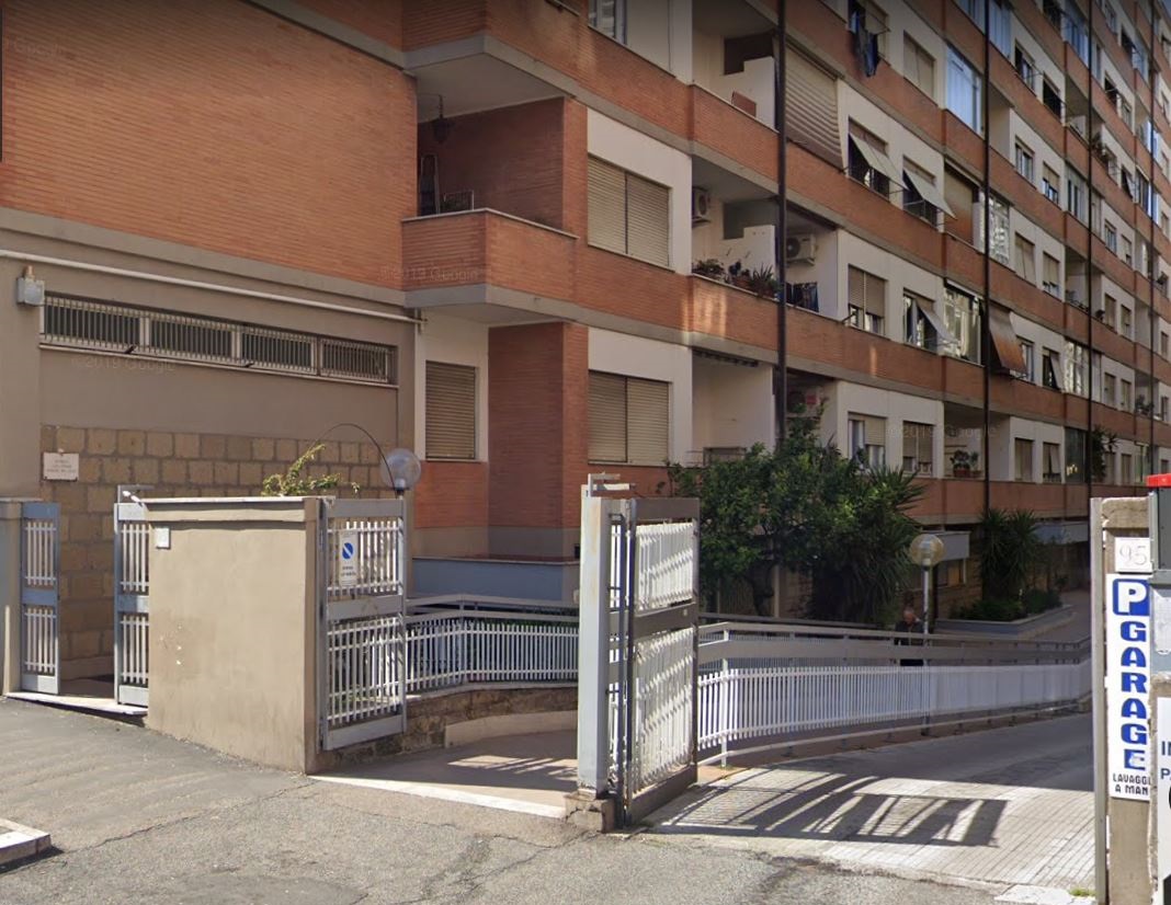 Immobile sito in ROMA (RM), CAP - 00177, VIA PISINO, 93. Descrizione: Vendita nuda propri appartamento composto da ingresso, corridoio, cucina abitabile, bagno, 2 camere di cui una con balcone, sita in Roma via Pisino,93 usufruttario 82 anni). N.C.E.U. Foglio 636 Particella 306 Sub. 200