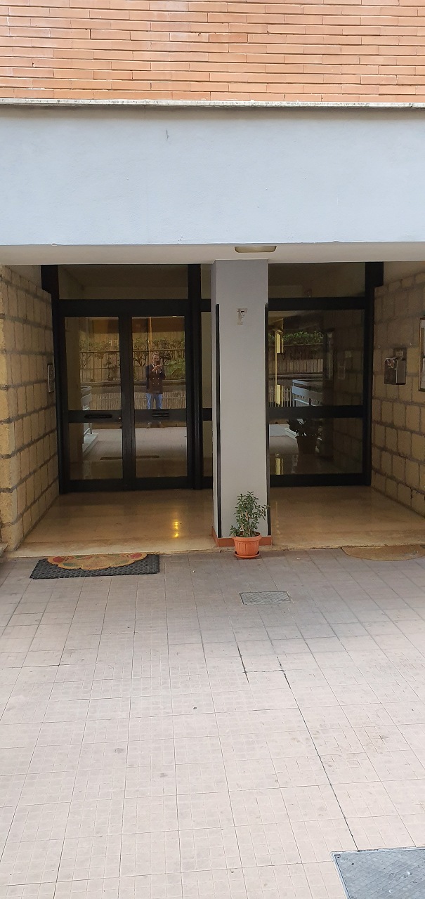 Immobile sito in ROMA (RM), CAP - 00177, VIA PISINO, 93. Descrizione: Vendita nuda propri appartamento composto da ingresso, corridoio, cucina abitabile, bagno, 2 camere di cui una con balcone, sita in Roma via Pisino,93 usufruttario 82 anni). N.C.E.U. Foglio 636 Particella 306 Sub. 200